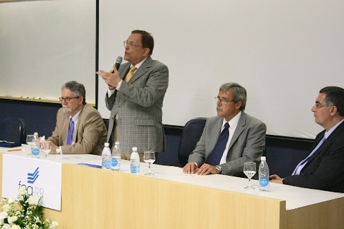 Da esquerda para direita: Vice-reitor, reitor, professores Sig e Alberto